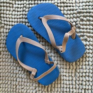 Kids 7.5T blue and grey flip flops